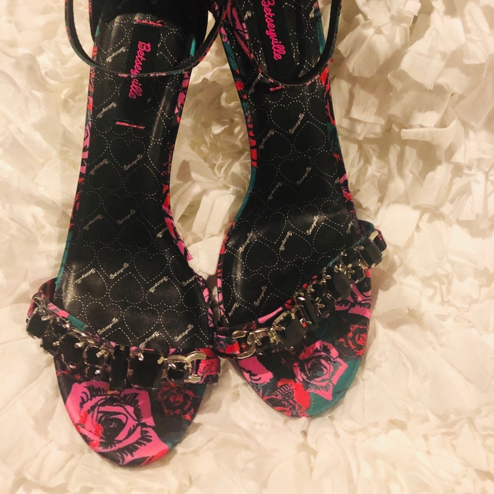 ❤️❤️Any four for $45❤️❤️ Beautiful women’s shoes